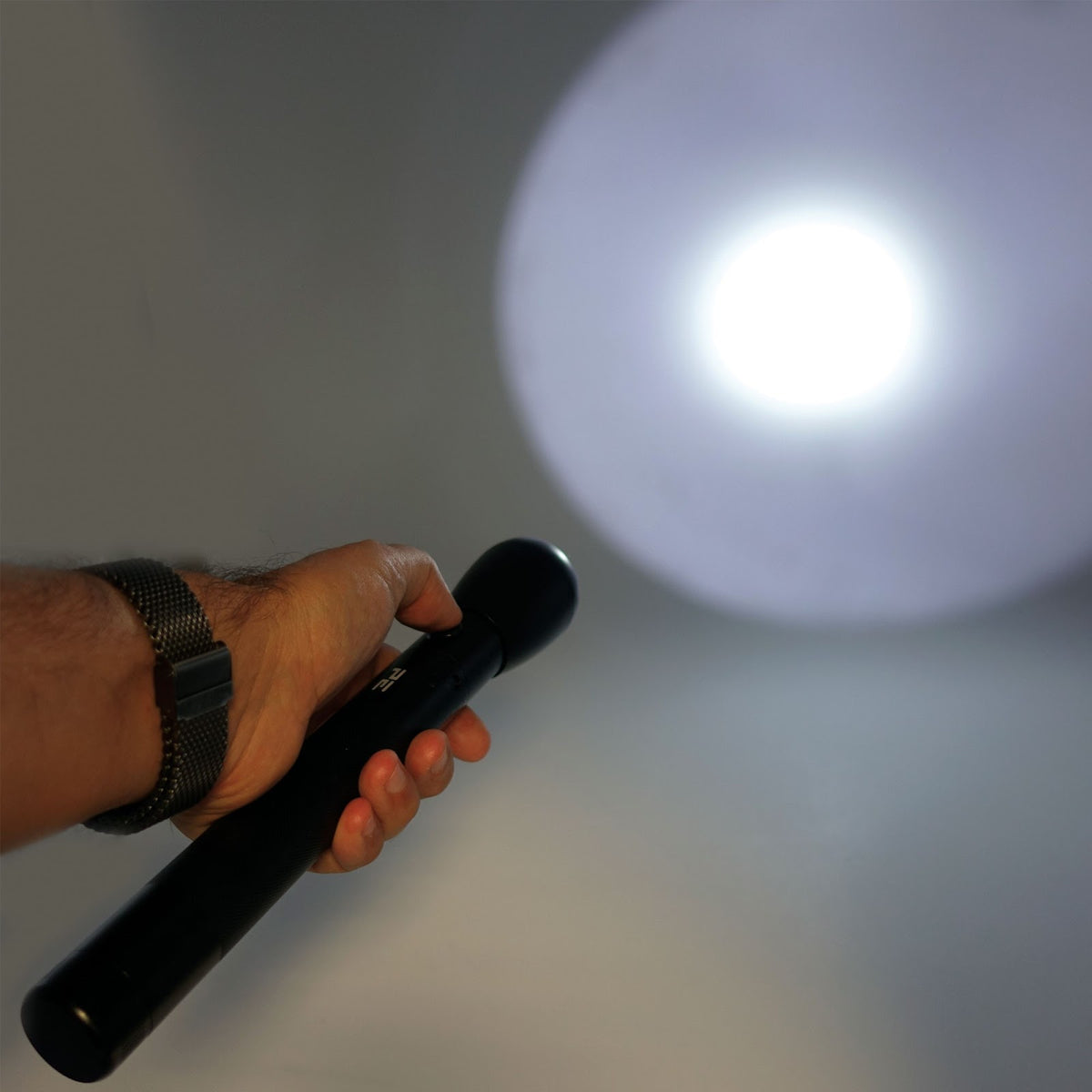 Lampe torche rechargeable corps aluminium gainé caoutchouc en deux formats
