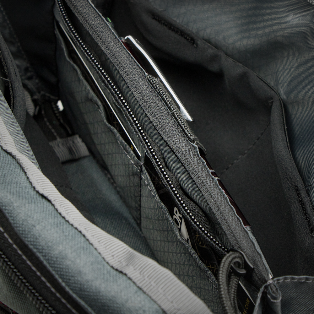 Pochette EDC Condor Tech Pouch 13 x 22 cm rangement des câbles et chargeurs