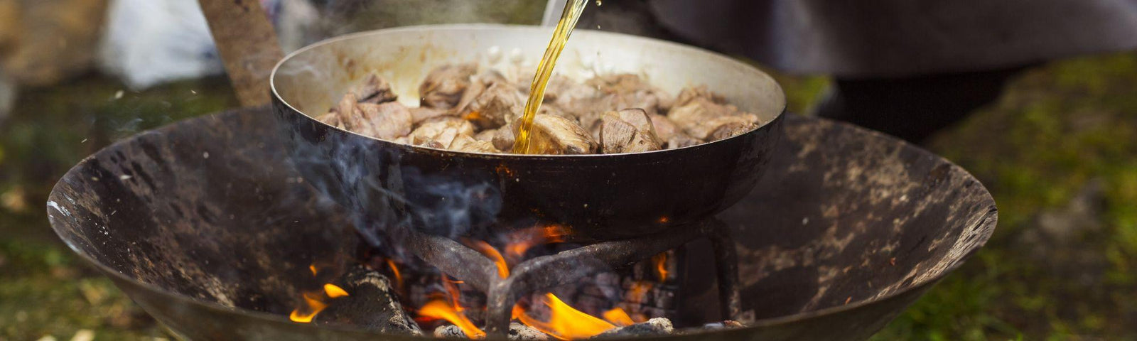 Comment réussir sa cuisine au feu de camp ? astuces et préparations essentielles