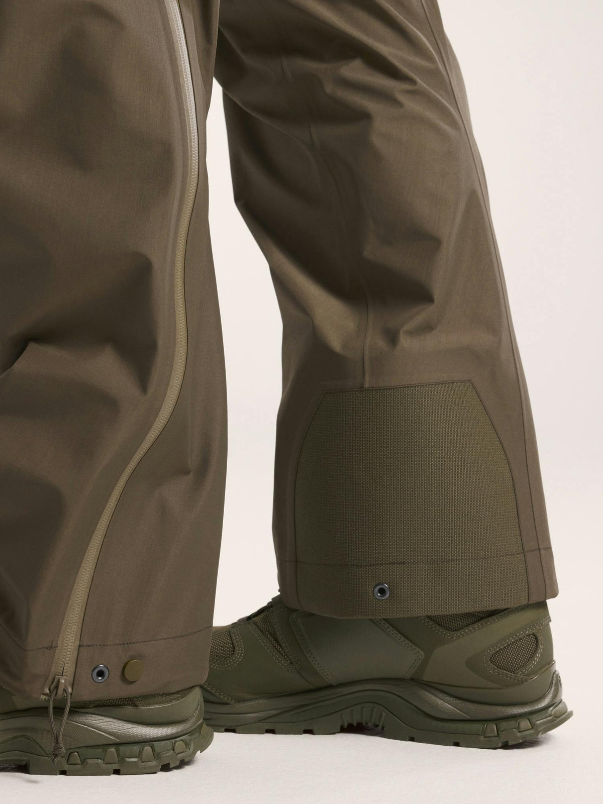 Sur-pantalon Arc'teryx LEAF Alpha Pant Gen 2 Gore-Tex à glissières latérales