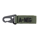 Porte-clés mousqueton métallique Ares sur sangle brodée groupe sanguin A négatif
