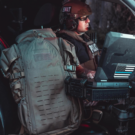 Sac à dos tactique Eberlestock Halftrack 43 L compatible radio PRC-117 avec housse de pluie