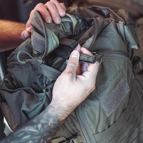 Sac à dos tactique Eberlestock Halftrack 43 L compatible radio PRC-117 avec housse de pluie