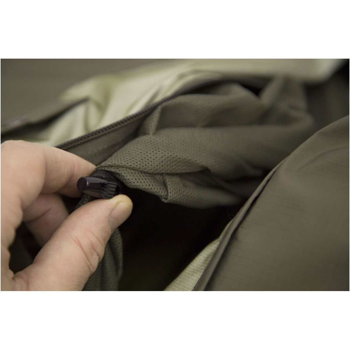 Sur-sac de couchage Carinthia Combat en Gore-Tex 3 couches, étanche et respirant, 700 g