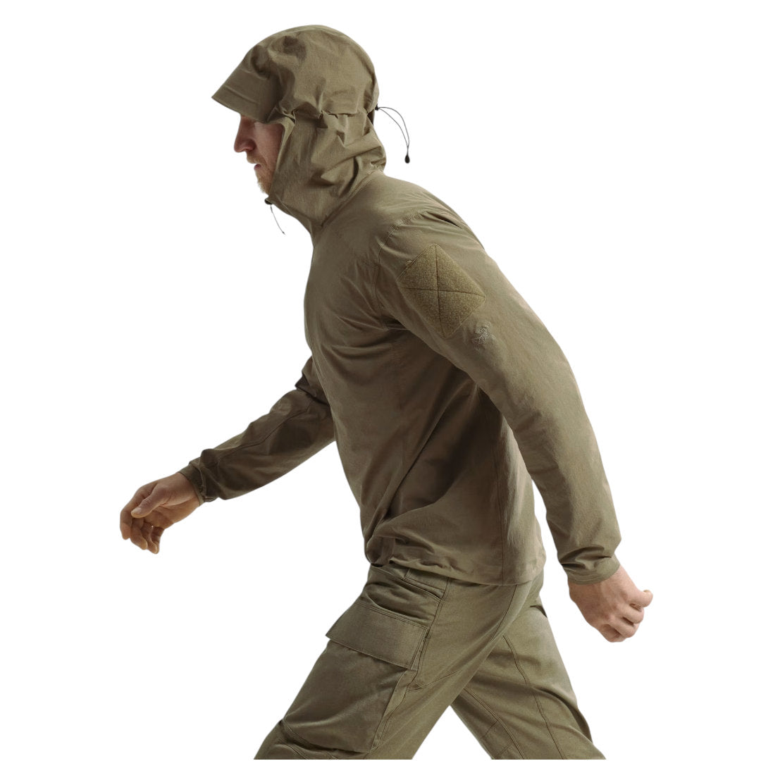 Anorak softshell Arc'teryx Leaf Gamma SL en RecNylon extensible 125 g/m² compatible porte-plaques