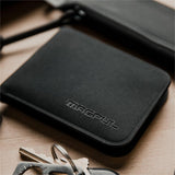 Portefeuille Magpul DAKA Bifold en polymère texturé de 10,47 x 7,74 cm plié